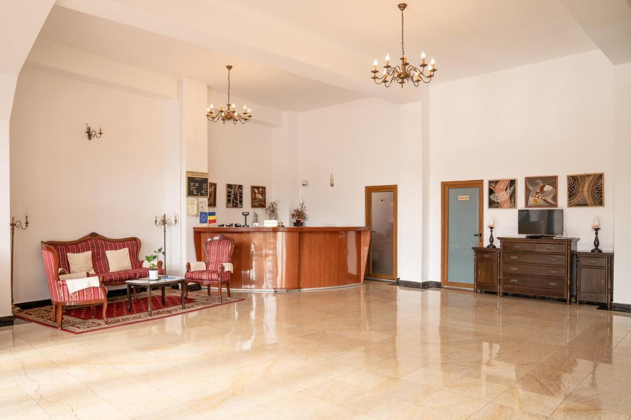 Hotel Mcpietroasa Hales Esterno foto