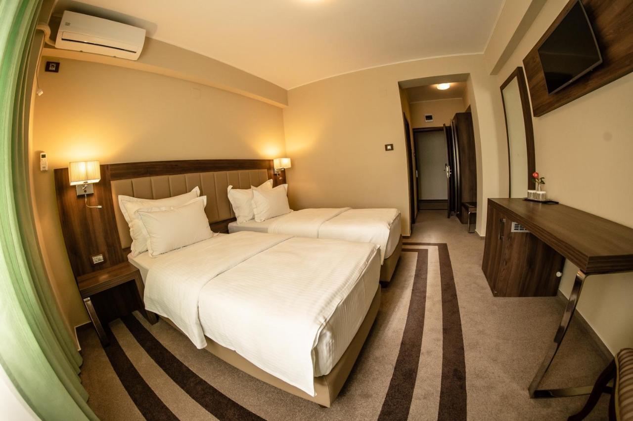 Hotel Mcpietroasa Hales Esterno foto